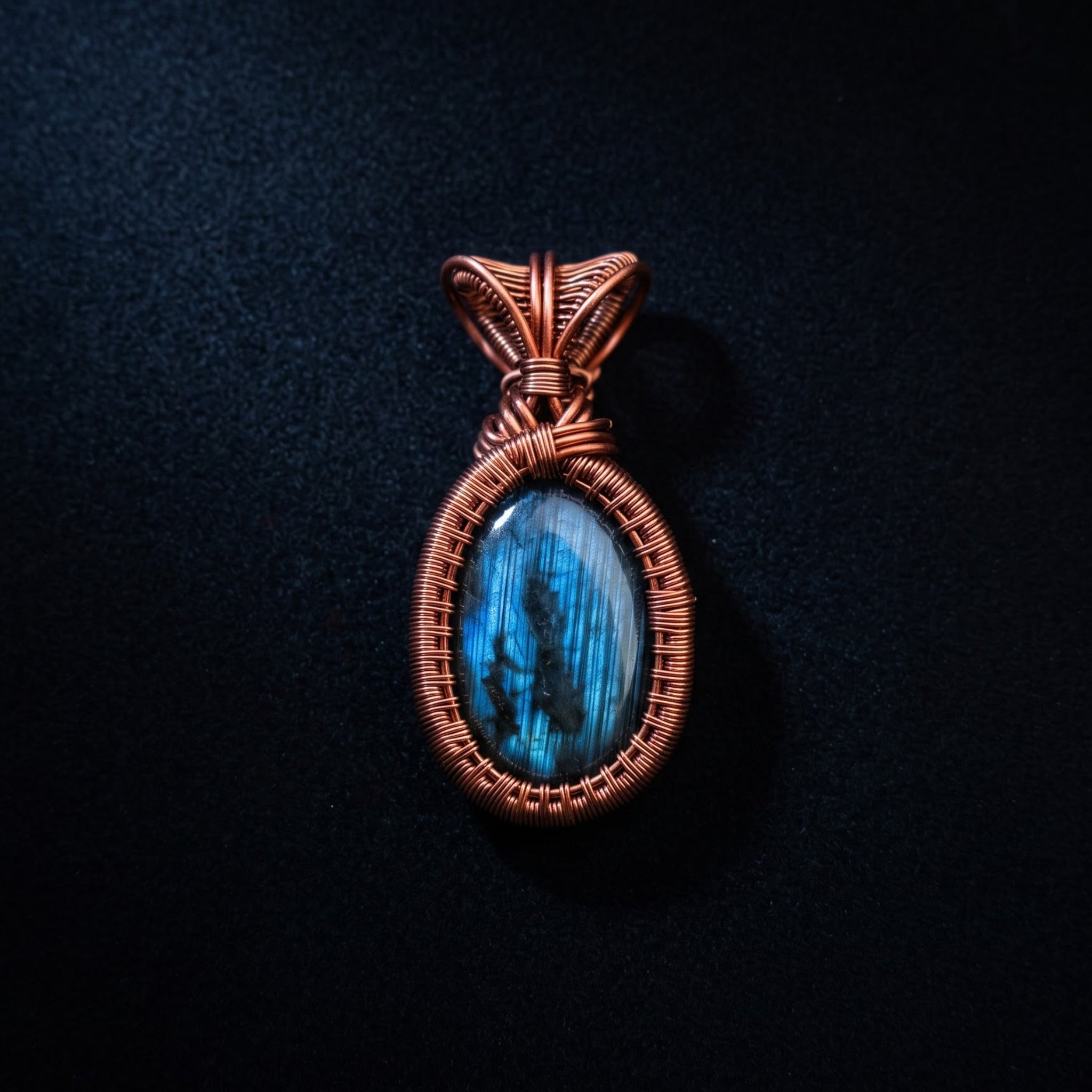 Ocean Whisper – Handwoven Copper Pendant with Natural Labradorite